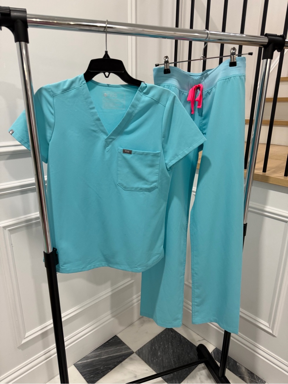 Figs Women's Aqua Scrub Set with Pink Drawstring 🩷🩵